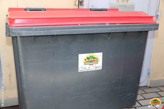 IMG_0341 Une poubelle grise avec couvercle rouge et le logo de la Ville de Papeete